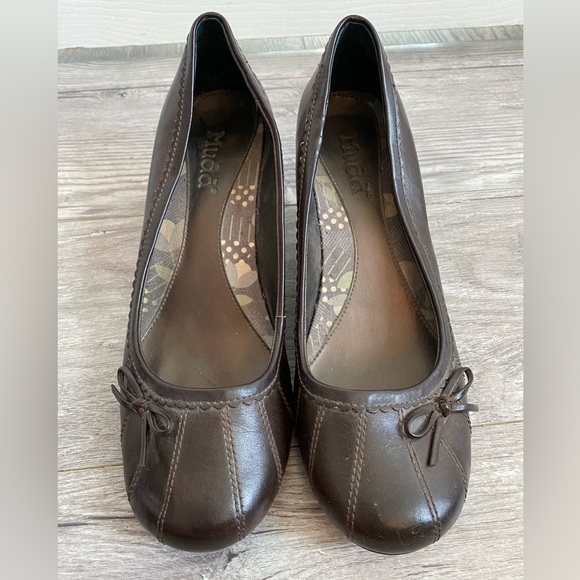 Brown bow heels, size 8 - Picture 3 of 7